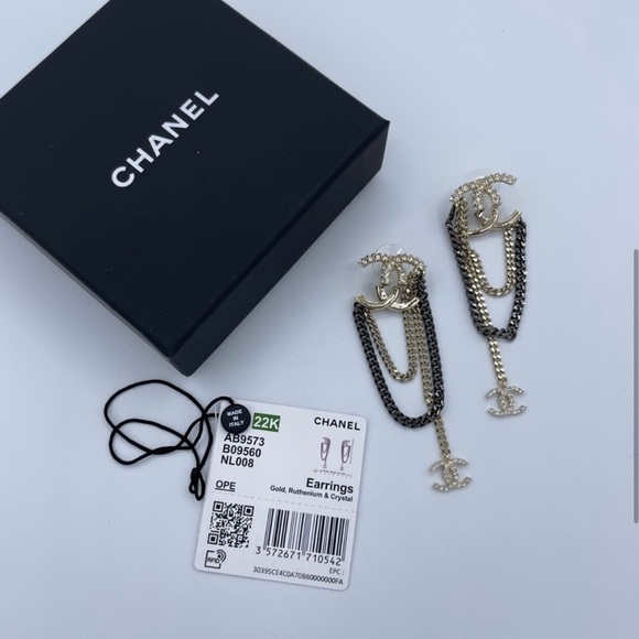 Chanel 22K Dangle Chain Mixed
Metal Earrings - Picture 1 of 3